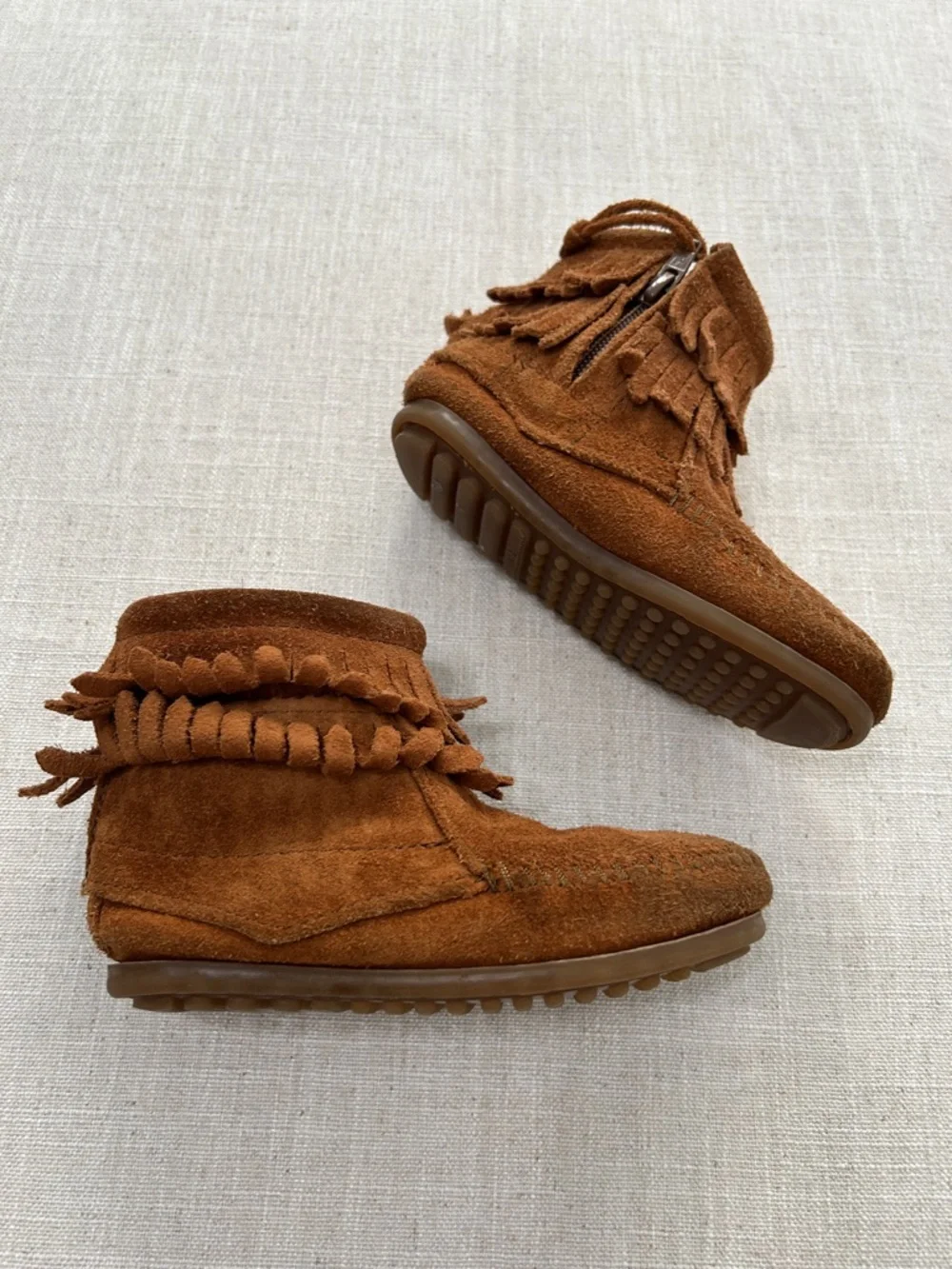 Minnetonka Moccasins Kids 9 Fringe Suede Ankle Boots in Chestnut Brown